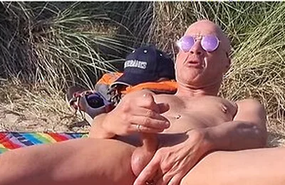 Guy Gets Naked In The Dunes And Wanks In Public!