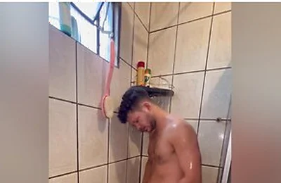 Levi Brazil - Playing In The Bath