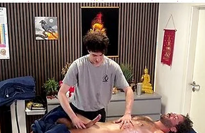 Hot Straight Guy Gets Handjob From Masseur